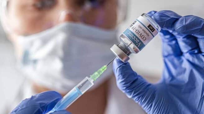 Johnson & Johnson suspende los ensayos de su vacuna por la enfermedad "inexplicable" de un voluntario