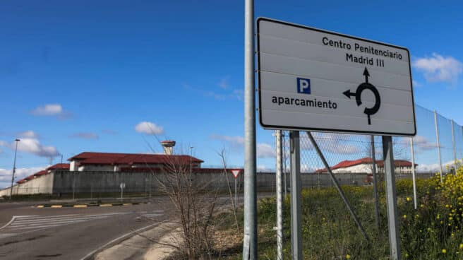 Un cartel indica la dirección a la entrada de la cárcel de Valdemoro, una de las siete que hay en Madrid.