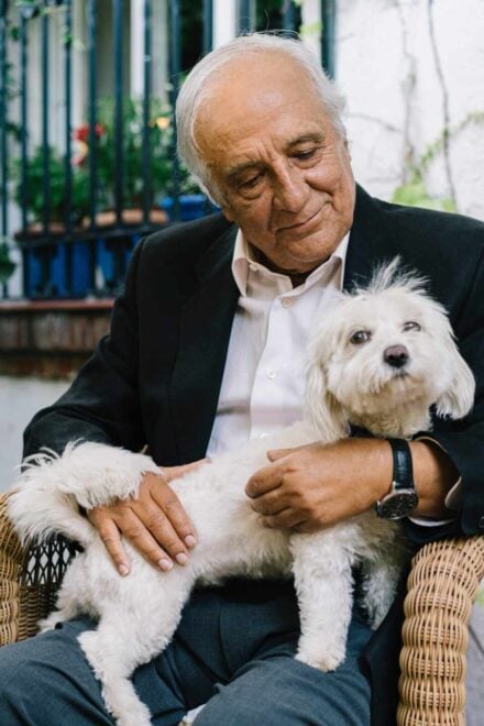 Raúl del Pozo con su perrita Dana. Sergio Sánchez.