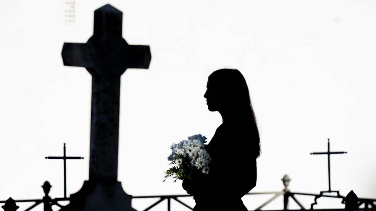 Mujer que va al cementerio a superar el duelo por la muerte de un ser querido