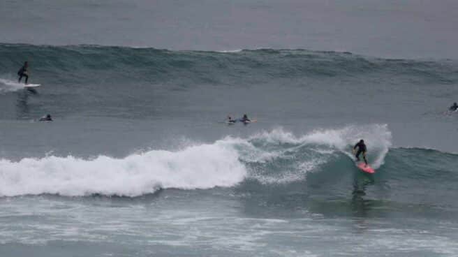 Un surfista coge una ola en la localidad vizcaína de Mundaka.