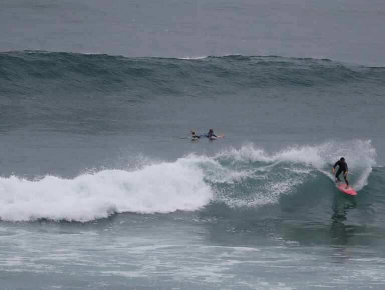 Viento y mala mar, con olas de hasta 6 metros, ponen en alerta a 9 comunidades