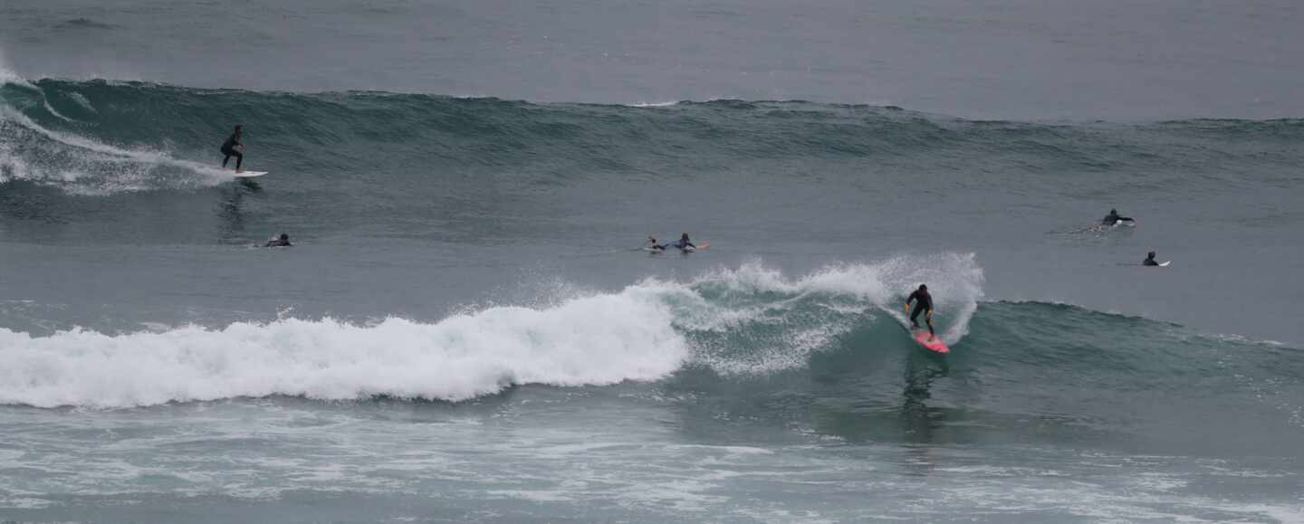 Un surfista coge una ola en la localidad vizcaína de Mundaka.