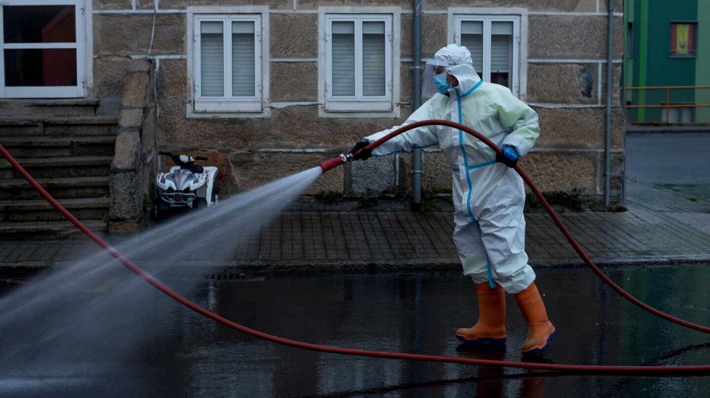 Un operario municipal realiza labores de desinfección a primera hora de este viernes en la ciudad de Orense.