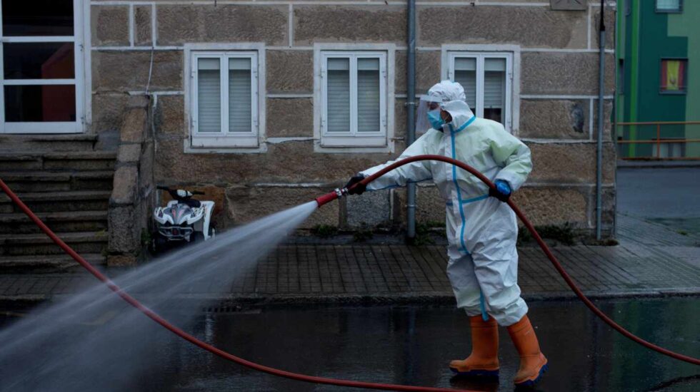 Un operario municipal realiza labores de desinfección a primera hora de este viernes en la ciudad de Orense.