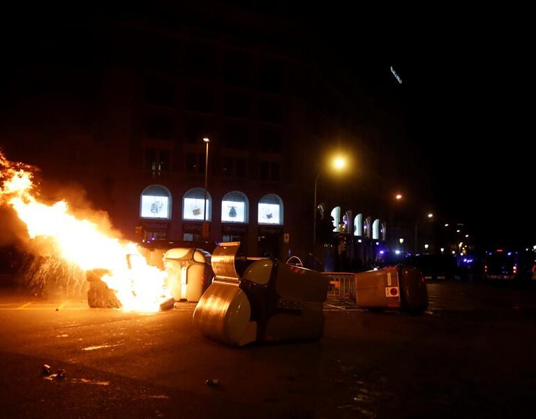 Disturbios y cargas policiales en Barcelona en el aniversario del 1-O