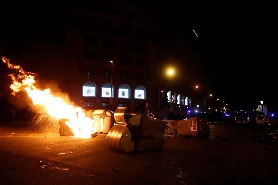 Disturbios y cargas policiales en Barcelona en el aniversario del 1-O