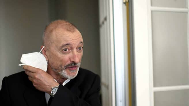 Pérez-Reverte responde con ironía a los negacionistas que le critican por vacunarse Arturo Pérez-Reverte, durante una entrevista.