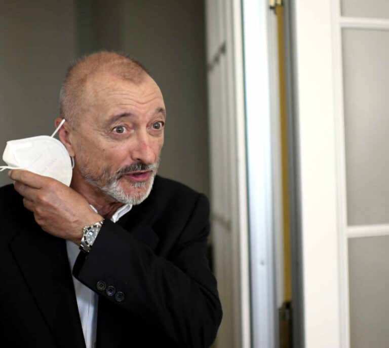 Pérez-Reverte responde con ironía a los negacionistas que le critican por vacunarse