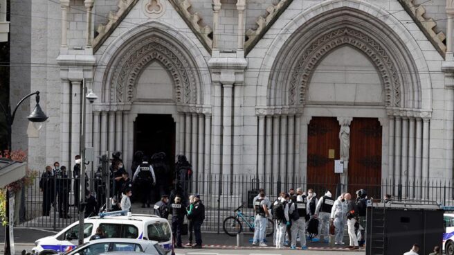 Policía a las puertas de la Basílica de Notre Dame, en Niza.