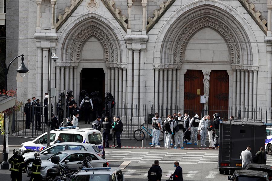 Policía a las puertas de la Basílica de Notre Dame, en Niza.