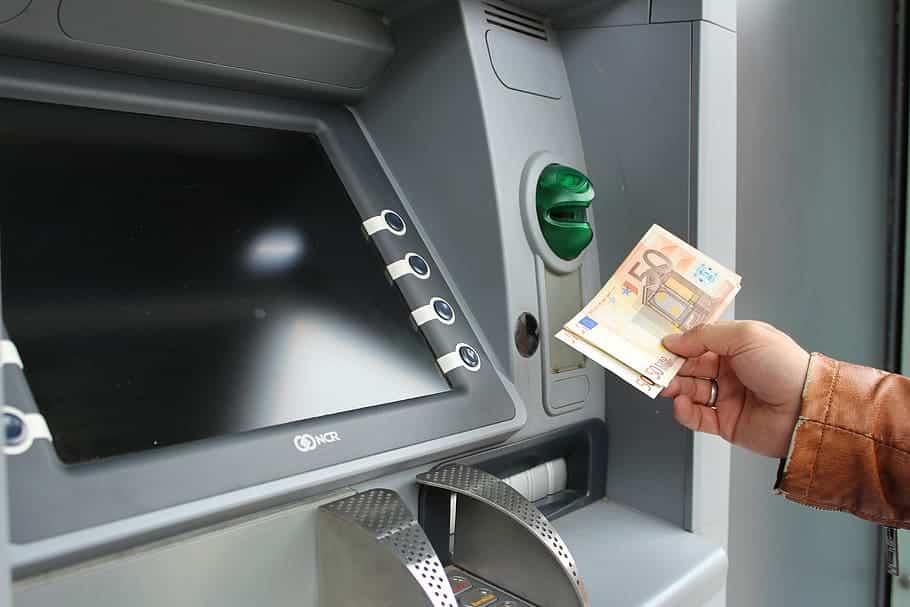 Una vecina de Albacete entrega 500 euros que encontró en un cajero automático