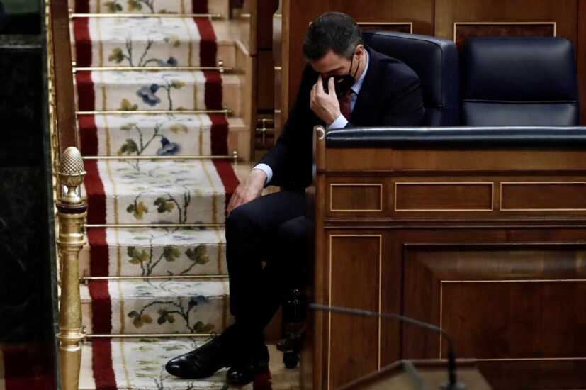 El presidente del Gobierno, Pedro Sánchez, durante el discurso de Santiago Abascal