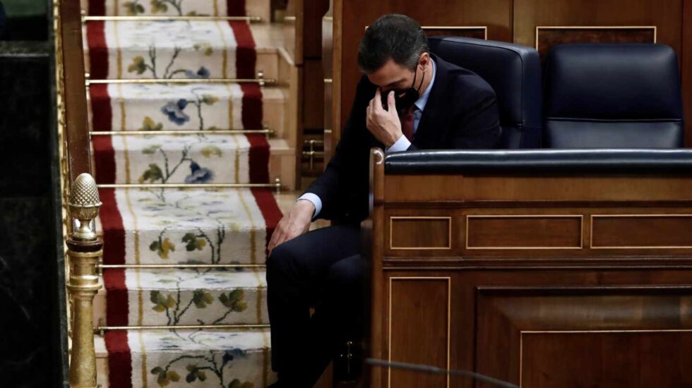 El presidente del Gobierno, Pedro Sánchez, durante el discurso de Santiago Abascal
