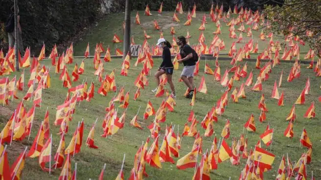 53.000 banderas de España junto al Guadalquivir por las víctimas del coronavirus