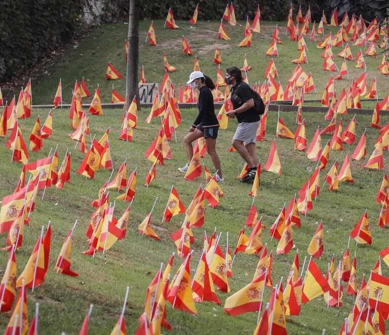 53.000 banderas de España junto al Guadalquivir por las víctimas del coronavirus