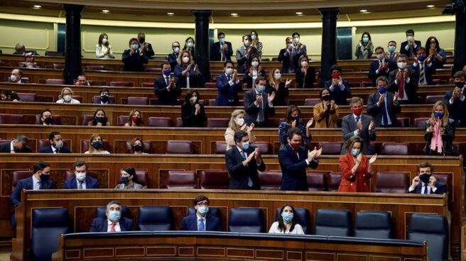 La bancada del PP aplaude el discurso de Pablo Casado durante la moción de censura de Vox.