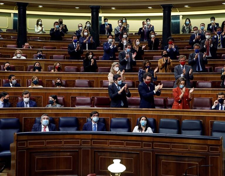 El cambio de rumbo de Casado descoloca a Ciudadanos y aísla a Vox