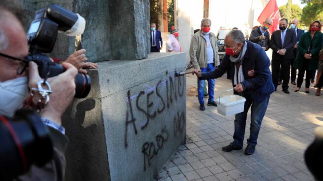 El secretario general de UGT, Pepe Álvarez, limpia la estatua de Francisco Largo Caballero en Madrid.