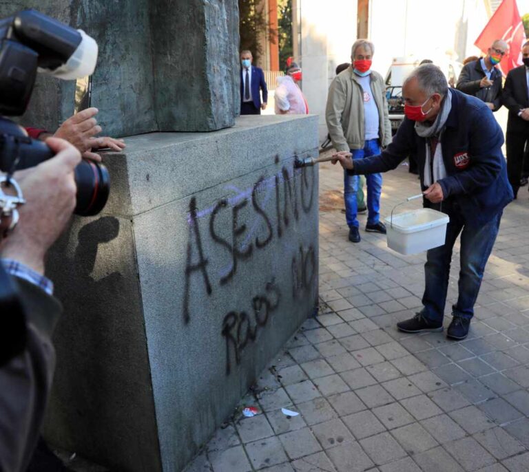 Pepe Álvarez (UGT) limpia la estatua de Largo Caballero en Madrid
