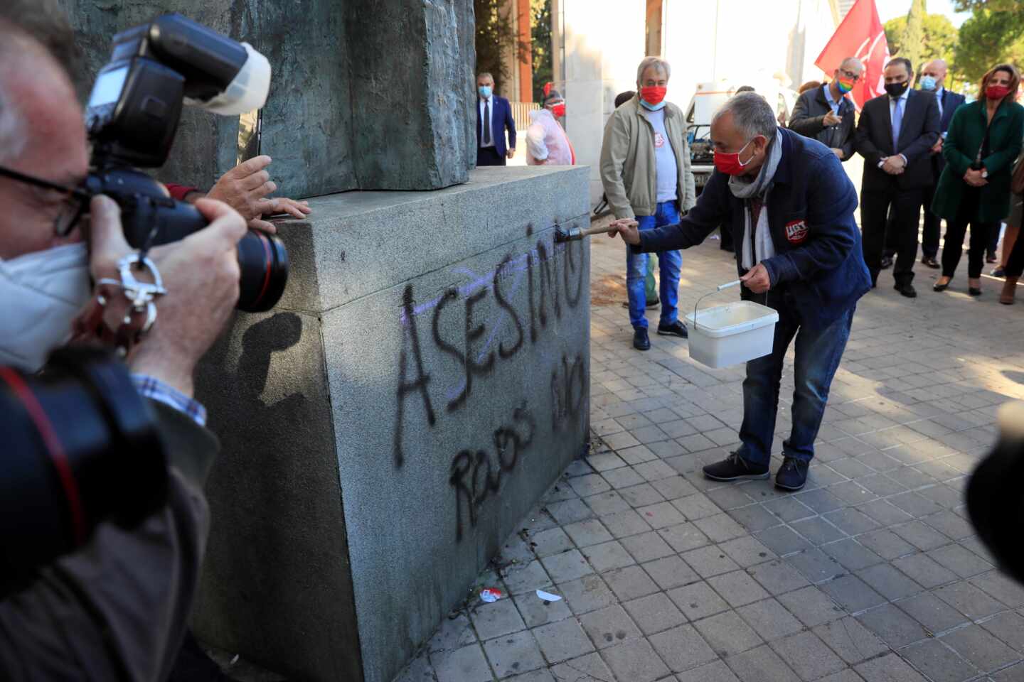 El secretario general de UGT, Pepe Álvarez, limpia la estatua de Francisco Largo Caballero en Madrid.