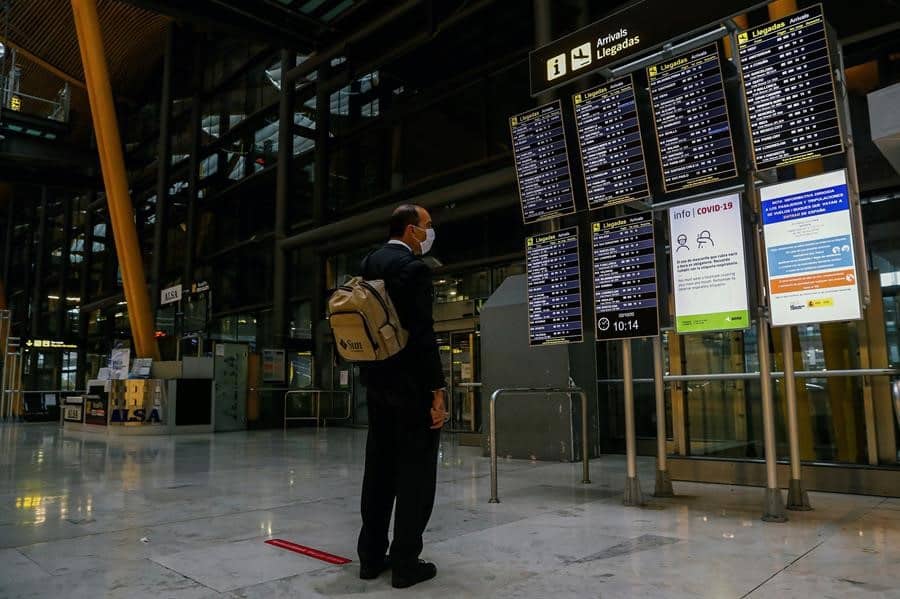 Un pasajeros con mascarilla en el aeropuerto de Madrid-Barajas.