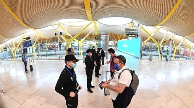 Controles policiales en el aeropuerto de Madrid-Barajas. Controles policiales en el aeropuerto de Madrid-Barajas.