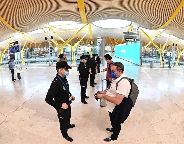 Bruselas aprueba el 'certificado verde' para viajar por Europa y abaratar las PCR