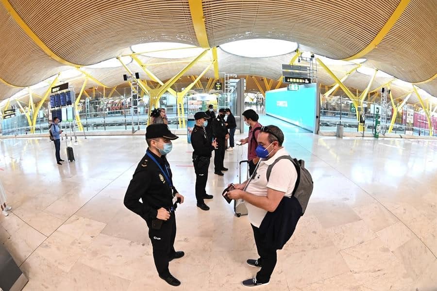 Controles policiales en el aeropuerto de Madrid-Barajas.