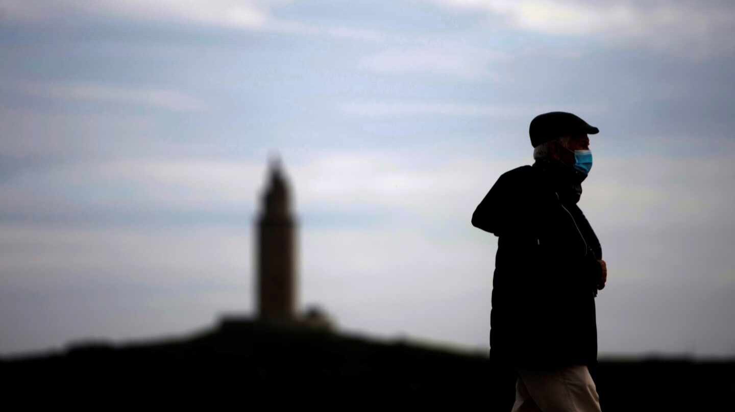 Un hombre camina este lunes por el paseo marítimo de A Coruña