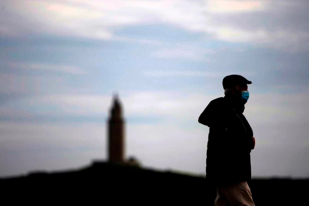 Un hombre camina este lunes por el paseo marítimo de A Coruña