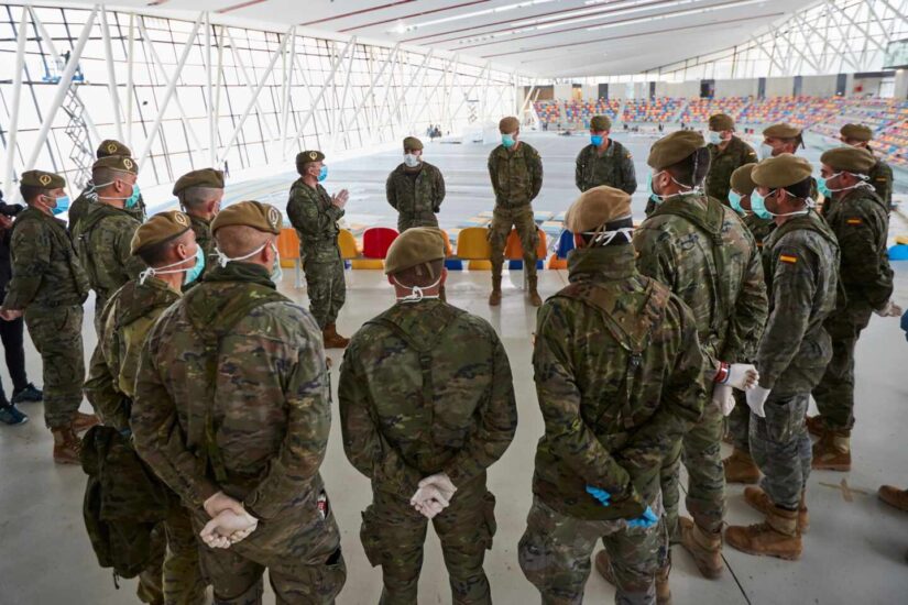 Efectivos del Ejército de Tierra a su llegada a la pista cubierta de atletismo de Sabadell para ayudar en el montaje de un hospital de campaña con capacidad para 300 plazas. EFE/Alejandro García.