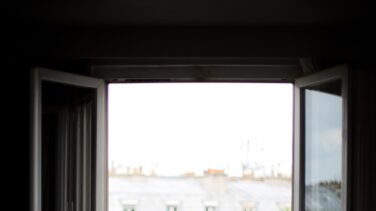 Frente al Covid ventilar bien, más importante que limpiar las mesas