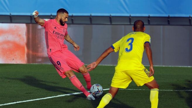 Fali defiende un disparo de Benzema, durante la victoria del Cádiz contra el Real Madrid.