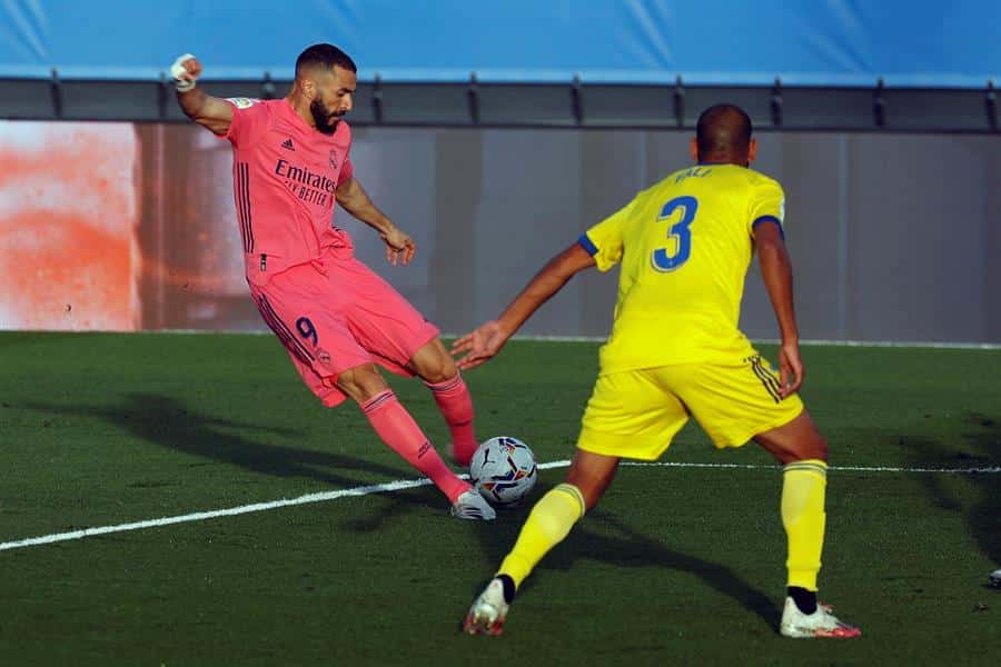 Fali defiende un disparo de Benzema, durante la victoria del Cádiz contra el Real Madrid.