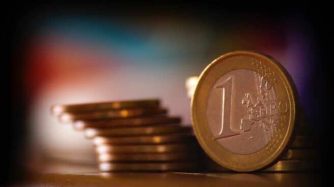 Los usuarios reclaman la vuelta del pago en efectivo en los autobuses urbanos de Valladolid Monedas de 1 euro.