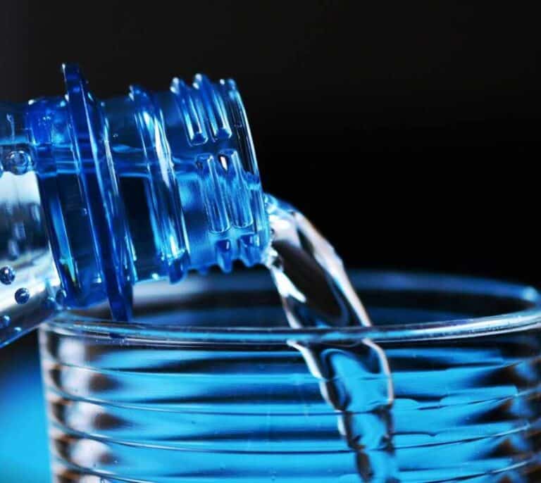 Una botella de agua a seis euros: indignación con la cuenta de este restaurante