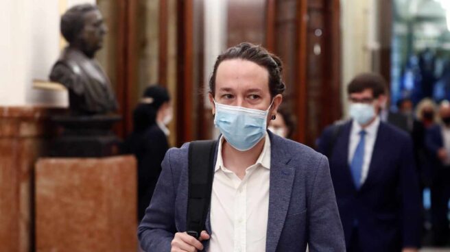 El vicepresidente segundo del Gobierno, Pablo Iglesias, aplaude durante la segunda sesión del debate de moción de censura presentada por el Vox, este jueves en el Congreso. El vicepresidente segundo del Gobierno, Pablo Iglesias, aplaude durante la segunda sesión del debate de moción de censura presentada por el Vox, este jueves en el Congreso.
