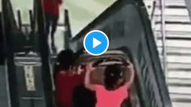 Una niña y un bebé caen por una escalera mecánica en un centro comercial