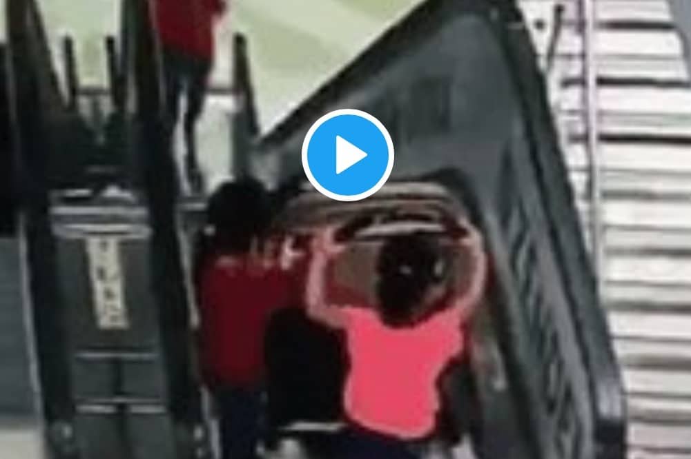 Una niña y un bebé caen por una escalera mecánica en un centro comercial