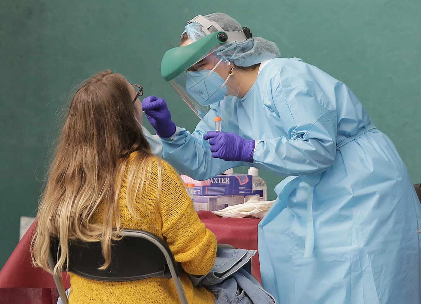 Una sanitaria hace una prueba PCR a una joven en el País Vasco.