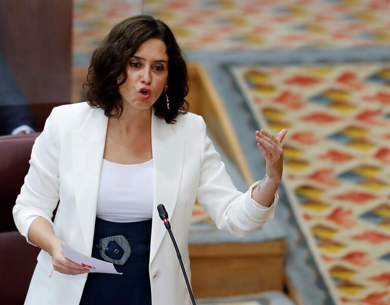 Ayuso renuncia a paralizar de inmediato las restricciones del Gobierno