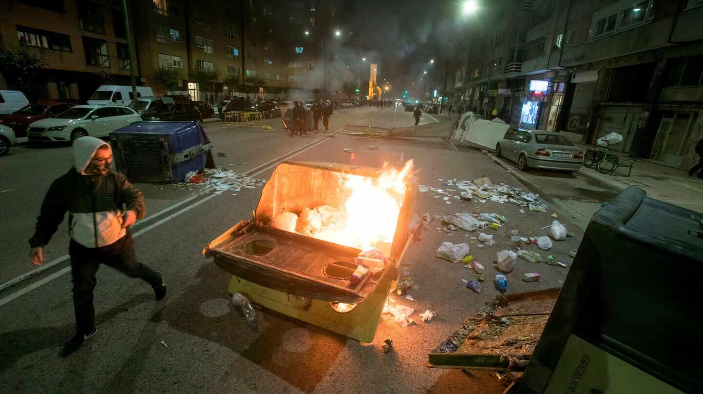 Disturbios en el barrio de Gamonal (Burgos) en el inicio del toque de queda.