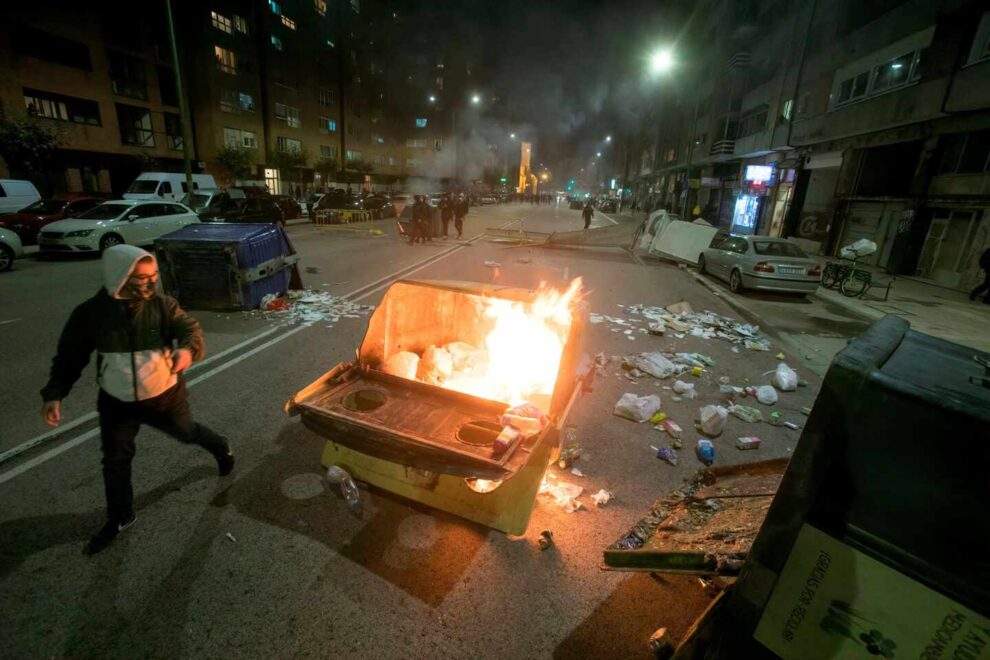 Disturbios en el barrio de Gamonal (Burgos) en el inicio del toque de queda.