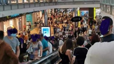 La foto de un centro comercial abarrotado que ha indignado a un médico: "Así nos va"
