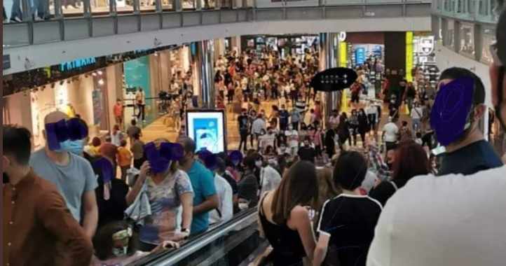 La foto de un centro comercial abarrotado que ha indignado a un médico: "Así nos va"