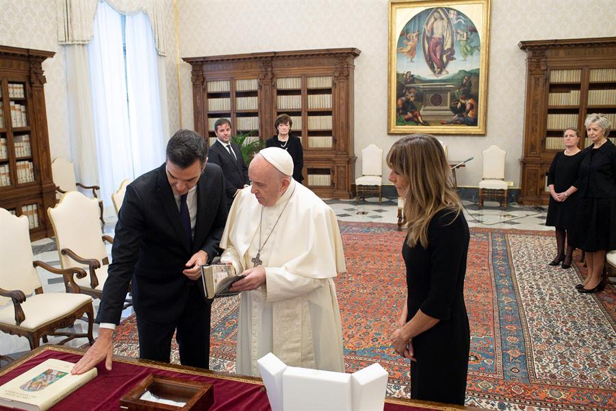 La visita de Sánchez al Papa en imágenes