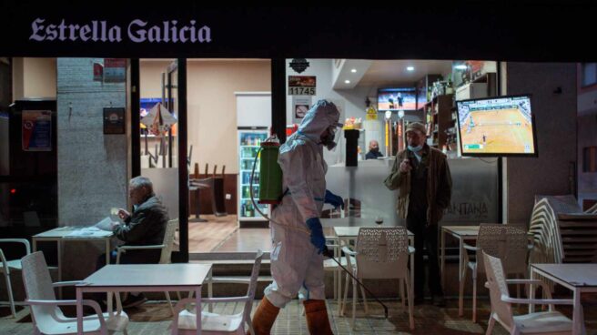 Ourense registra en un día 239 nuevos contagios pese al cierre perimetral Un operario municipales realiza labores de desinfección por las calles de Ourense.