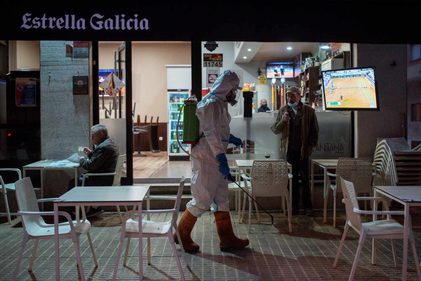 Un operario municipales realiza labores de desinfección por las calles de Ourense.