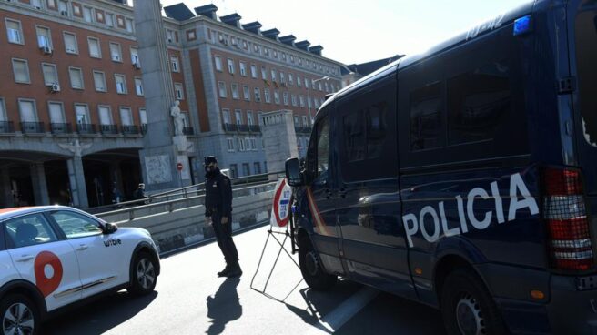Control de la Policía Nacional en el distrito de Moncloa.